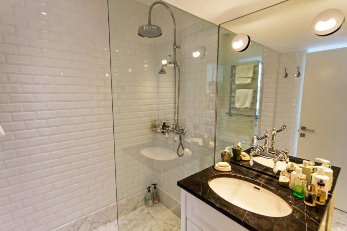 cabine de douche à l'intérieur de l'appartement 64 m². m.