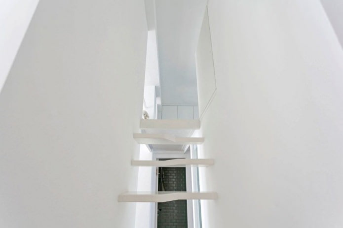 cầu thang trong nội thất của một căn hộ 64 sq. m.