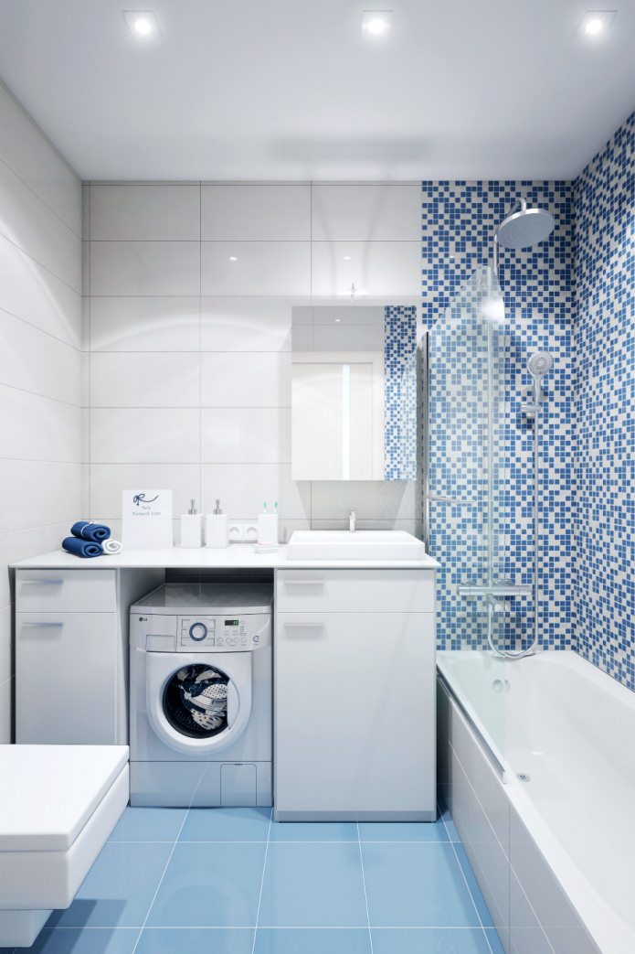badeværelse i designet af en to-værelses lejlighed i et panelhus