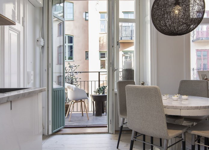 balkons zviedru interjerā studijas tipa dzīvoklis 34 kv. m.