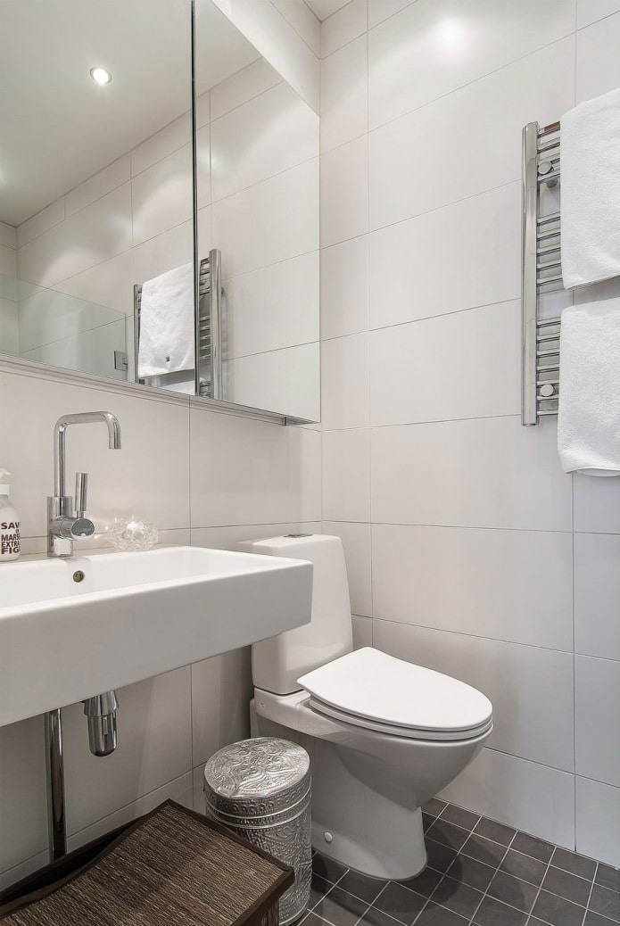 tualetas švediškame studijos tipo apartamentų interjere 34 kv. m.