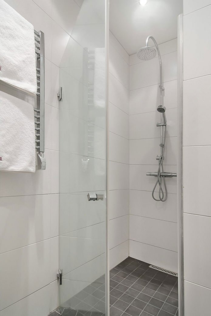 كابينة الاستحمام في الداخل السويدي لشقة استوديو 34 مترًا مربعًا. م.