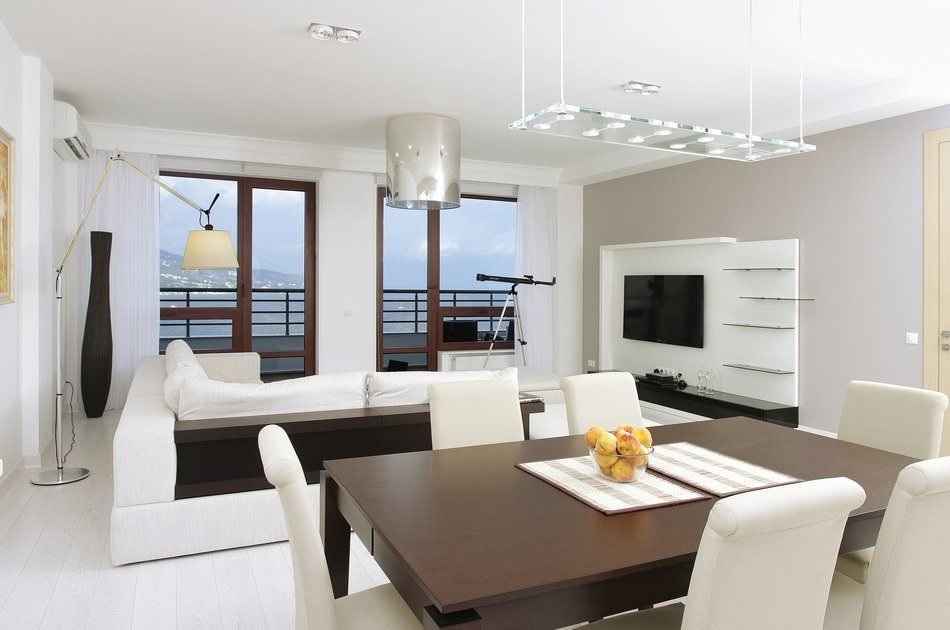 Interior design moderno dell'appartamento nello stile del minimalismo