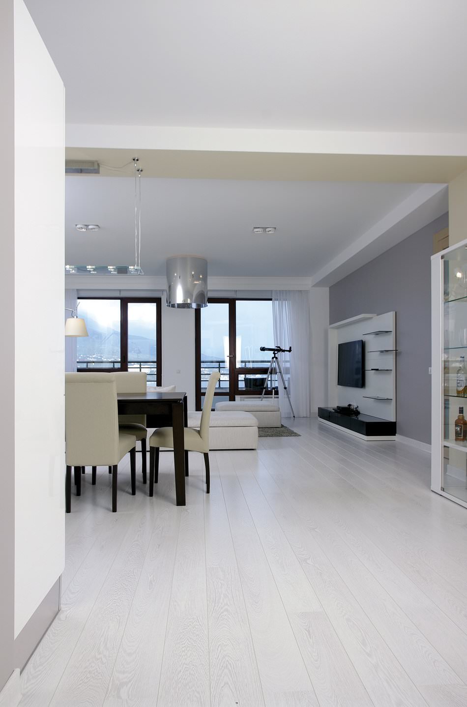 Moderni huoneiston sisustus minimalismin tyyliin