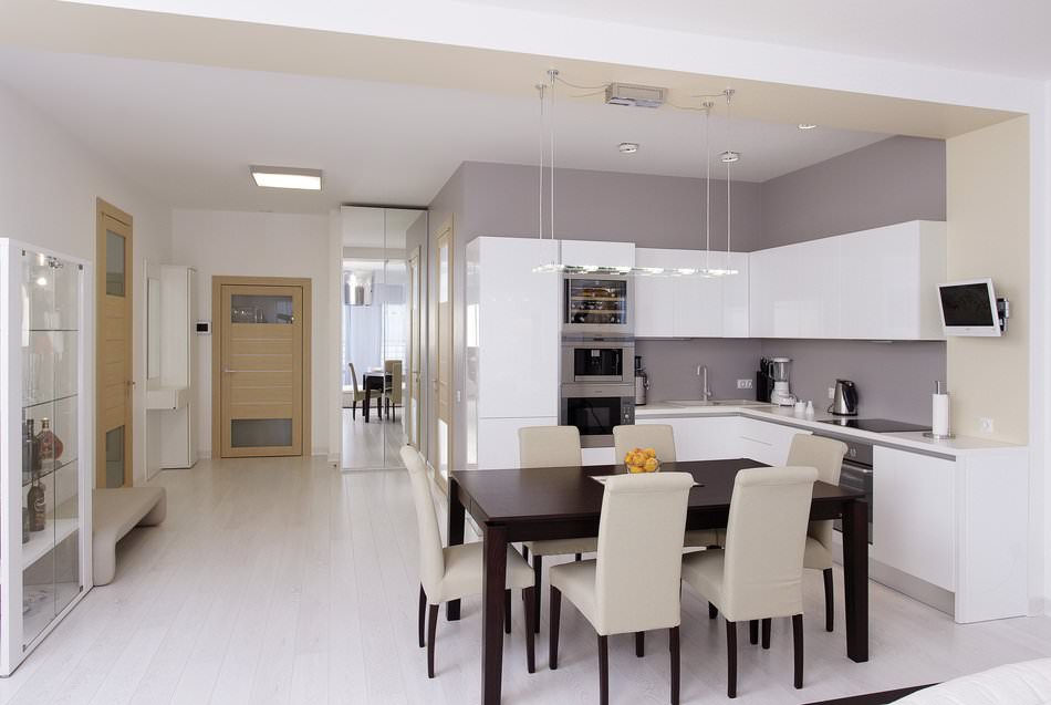 Interior design moderno dell'appartamento nello stile del minimalismo