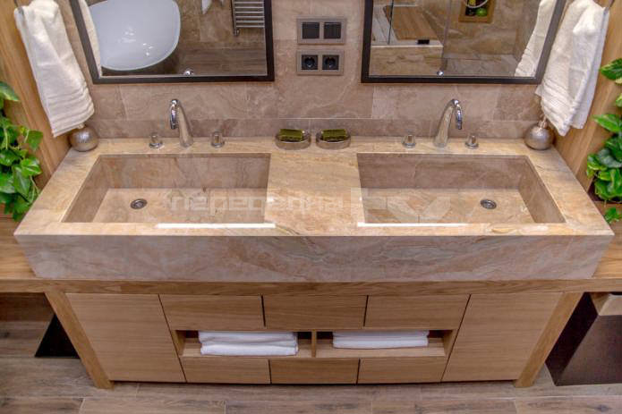 bồn rửa bằng đá cẩm thạch trong thiết kế phòng tắm lớn