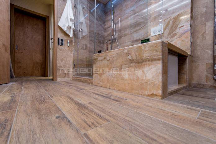 Lantai porselin kelihatan kayu di bilik mandi