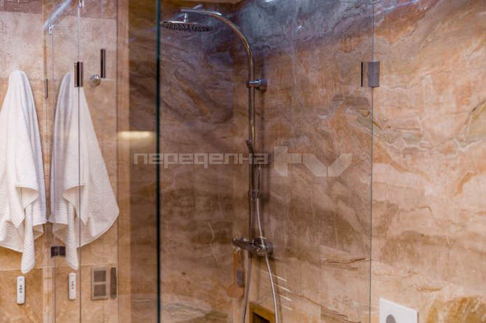 Sprchový kout v koupelně 12 čtverečních. m.