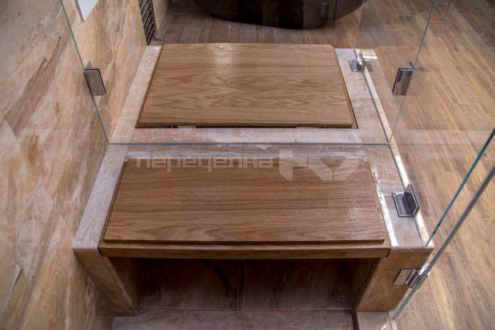 lavička ve sprchové kabině v designu velké koupelny