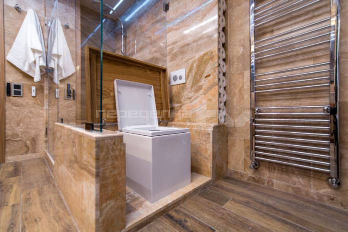 taisnstūrveida tualetes pods ar lielu vannas istabas dizainu