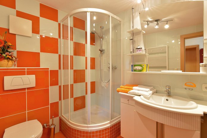 kylpyhuone oranssina