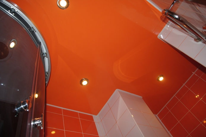 опънат таван в оранжев дизайн на баня