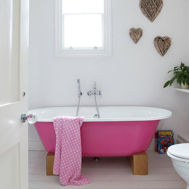 bilik mandi berwarna merah jambu