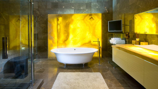 keltainen kylpyhuone