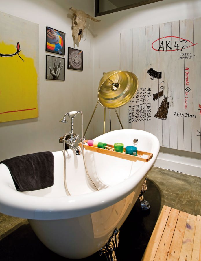 dekoruoti vonios kambarį palėpės stiliumi
