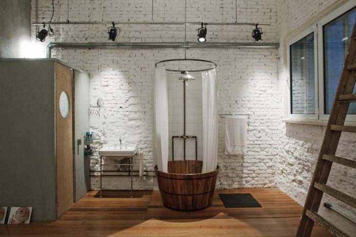 instalații sanitare în baie în stil mansardă