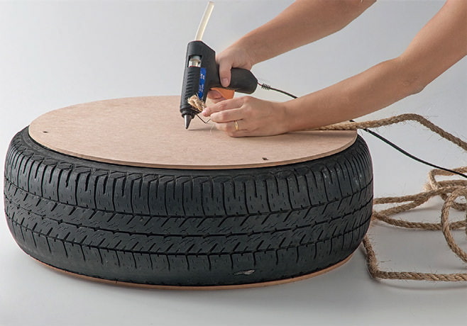 Otomana de bricolaje hecha de neumáticos
