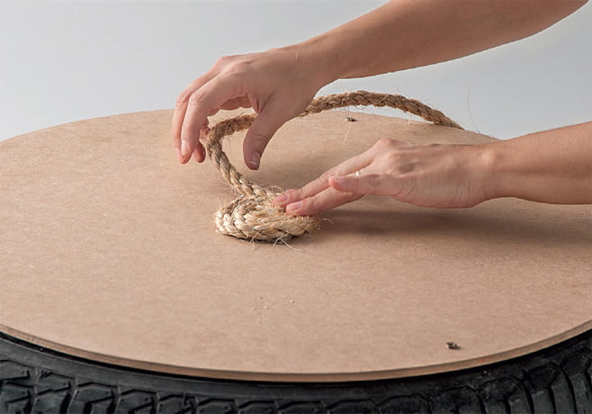 DIY taburet vyrobený z pneumatík