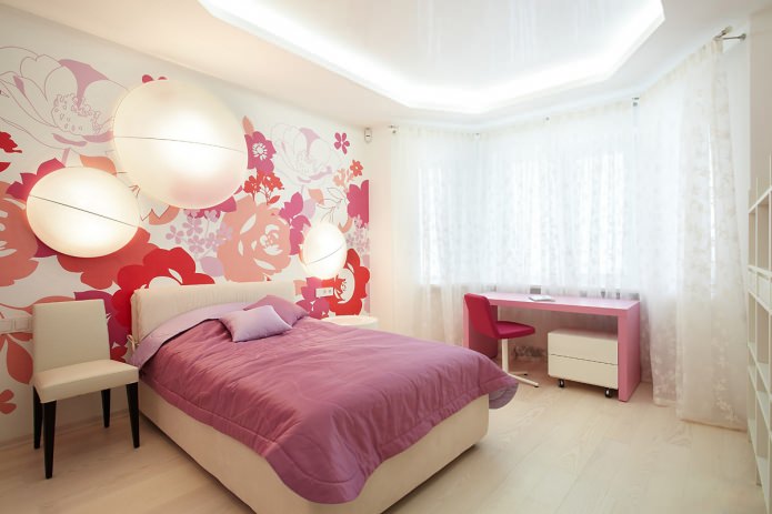 Hvidt og lyserødt soveværelse