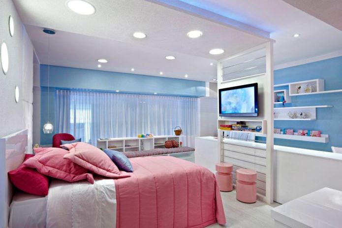 Rozā un zilā interjers bērnu guļamistabā