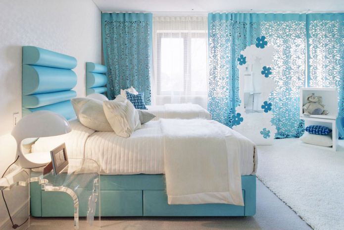balta un zila krāsa guļamistabas interjerā
