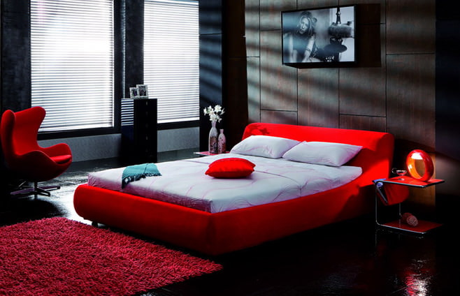 Foto bilik tidur berwarna merah