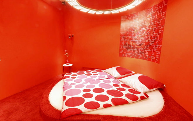 Kuva punaisesta makuuhuoneesta