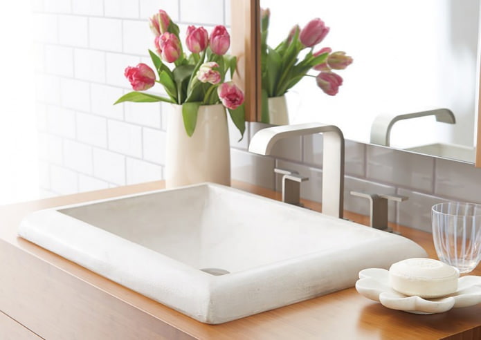 Valg af en vask i badeværelset: installationsmetoder, materialer, former