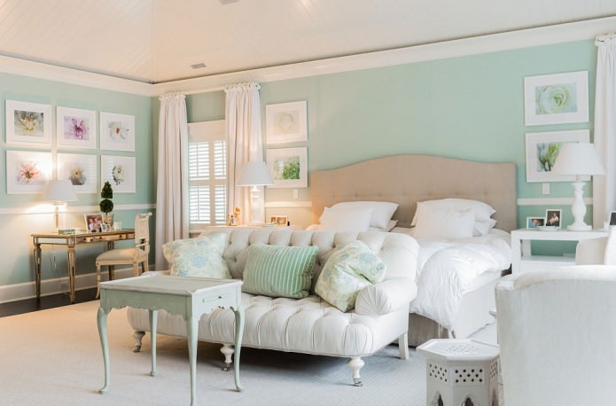 Decorazione interna della camera da letto in colori pastello