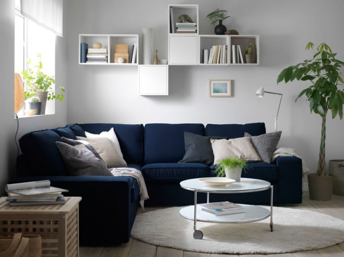 Moderns sofàs cantoners a l'interior de la sala d'estar