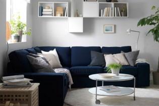 Moderns sofàs cantoners a l'interior de la sala d'estar