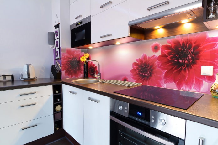 Tạp dề nhà bếp với hoa: đặc điểm thiết kế, loại chất liệu