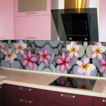 Kuchynská zástera s kvetmi: dizajnové prvky, druhy materiálov-2