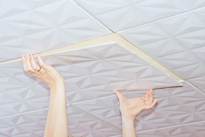 Pose des dalles de plafond : choix des matériaux, préparation, ordre des travaux