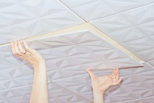 Instalace stropních dlaždic: výběr materiálů, příprava, pořadí prací
