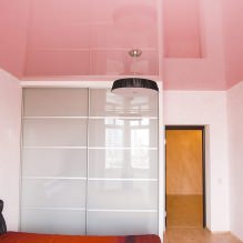 Yatak odasında germe tavanlar: 60 modern seçenek, iç mekanda fotoğraf-24