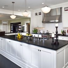Design af et hvidt køkken med sort bordplade: 80 bedste ideer, fotos i interiøret-27