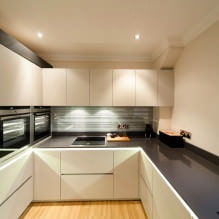 Ontwerp van een witte keuken met een zwart aanrecht: 80 beste ideeën, foto's in het interieur-14