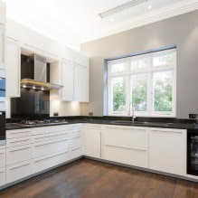 Baltos virtuvės su juodu stalviršiu dizainas: 80 geriausių idėjų, nuotraukos interjere-5