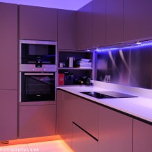 Set violet în bucătărie: design, combinații, alegerea stilului, tapet și perdele-17