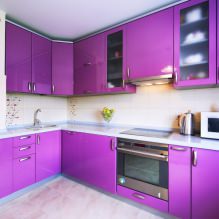 Violetti setti keittiössä: muotoilu, yhdistelmät, tyylin valinta, tapetti ja verhot-1