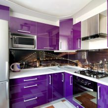 Violetti setti keittiössä: muotoilu, yhdistelmät, tyylin valinta, tapetti ja verhot-9