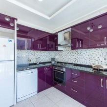 Violetinis komplektas virtuvėje: dizainas, deriniai, stiliaus pasirinkimas, tapetai ir užuolaidos-15