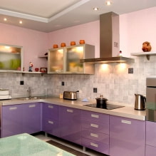 Violetti setti keittiössä: muotoilu, yhdistelmät, tyylin valinta, tapetti ja verhot-16