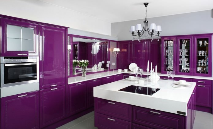 Set violet în bucătărie: design, combinații, alegerea stilului, tapet și perdele