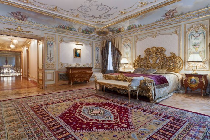 Barokkityylinen sisustus huoneistossa: designominaisuudet, sisustus, huonekalut ja sisustus