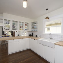 Bucătărie albă cu blat din lemn: 60 de fotografii moderne și opțiuni de design-17