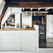 Balta virtuve ar koka galda virsmu: 60 mūsdienīgas fotogrāfijas un dizaina iespējas - 12