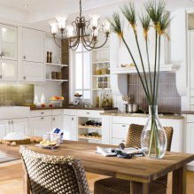 Bucătărie albă cu blat din lemn: 60 de fotografii moderne și opțiuni de design-18