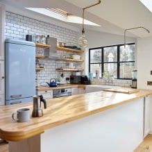 Valkoinen keittiö, jossa on puinen työtaso: 60 modernia valokuvaa ja suunnitteluvaihtoehtoa - 15